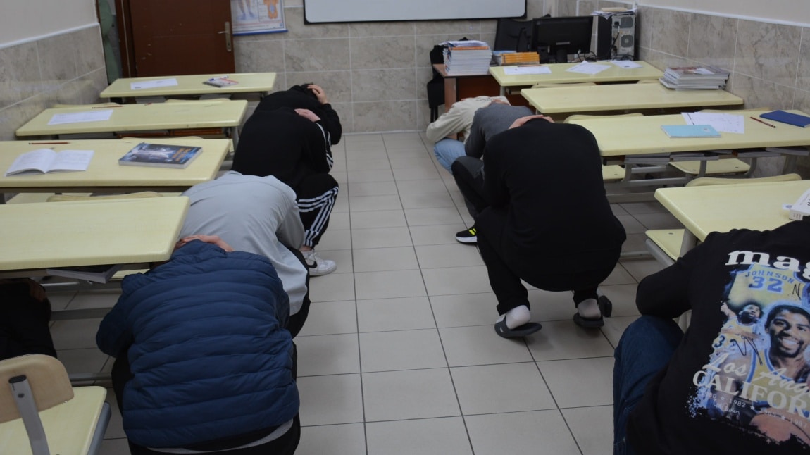 6 Şubat Kahramanmaraş Depremleri'nin Yıl Dönümünde Afetlere Karşı Hazırlıklı Olmak Farkındalığı ''ÇÖK ,KAPAN ,TUTUN'' Uygulması